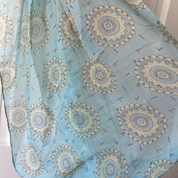 Women’s Beautiful Polyester Infinity Scarf - Picture 3 of 6